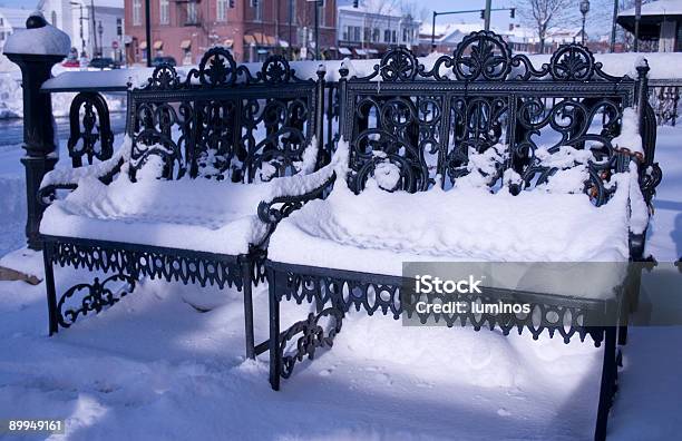 Anticuario Bancos En La Nieve Foto de stock y más banco de imágenes de Aire libre - Aire libre, Anticuado, Antigualla