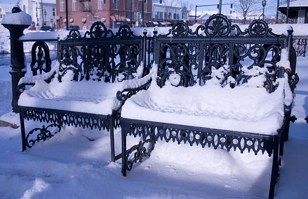 Anciens bancs dans la neige - Photo