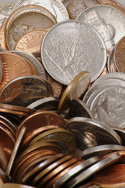 detalhada pilha de moedas - coin stacking nickel penny - fotografias e filmes do acervo