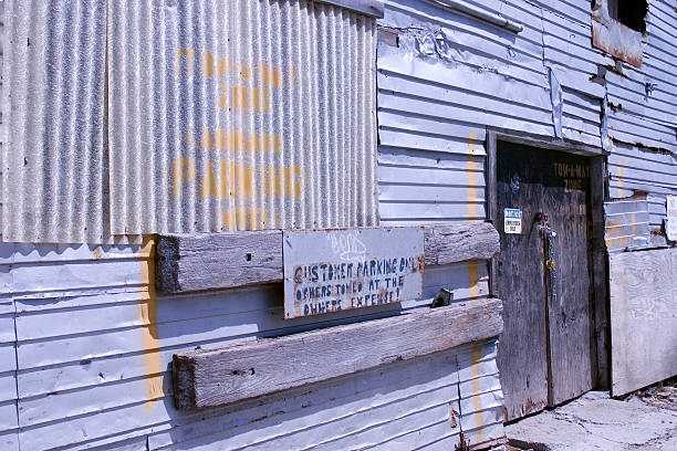 opuszczony magazyn wejście - sign rust old fashioned corrugated iron zdjęcia i obrazy z banku zdjęć