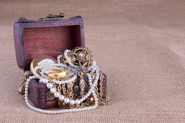 istock Jewelry chest on burlap 899497878