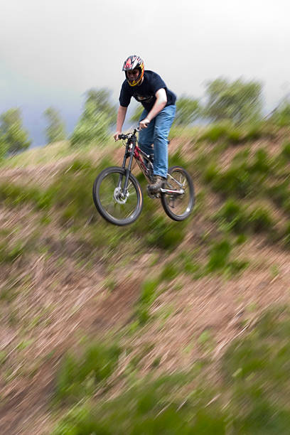 rower górski rozwijanej w dół - men jumping mid air air pump zdjęcia i obrazy z banku zdjęć
