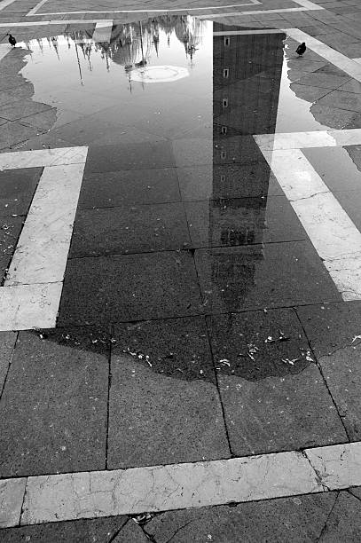 acqua alta reflexión, san marcos y la plaza de venecia, italia. - acqua alta fotografías e imágenes de stock