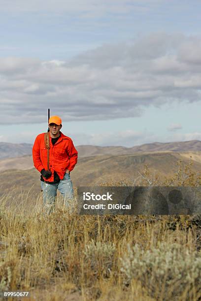 Hunter - Fotografias de stock e mais imagens de Adulto - Adulto, Ao Ar Livre, Apontar