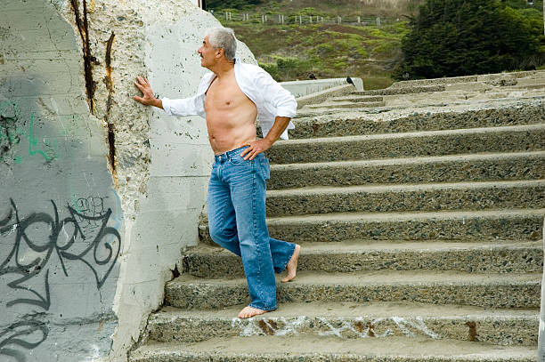 Uomo anziano in spiaggia - foto stock