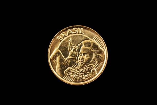 istock Brazilian 10 Centavo Coin Isolated On A Black Background 899510042