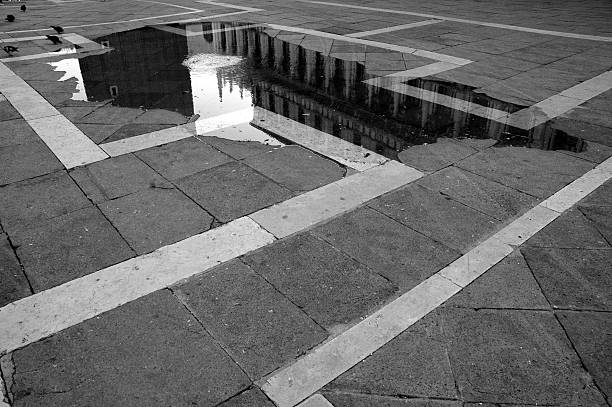 acqua alta, venedig, italien. - acqua alta stock-fotos und bilder