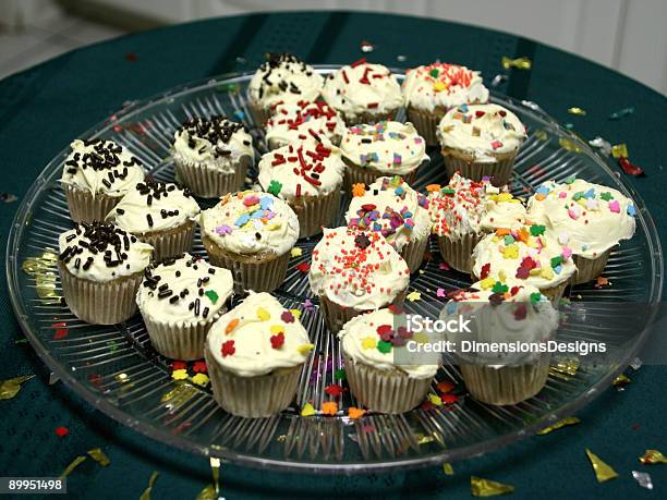 Foto de Cupcakes De e mais fotos de stock de Aniversário - Aniversário, Antepasto, Bolinho