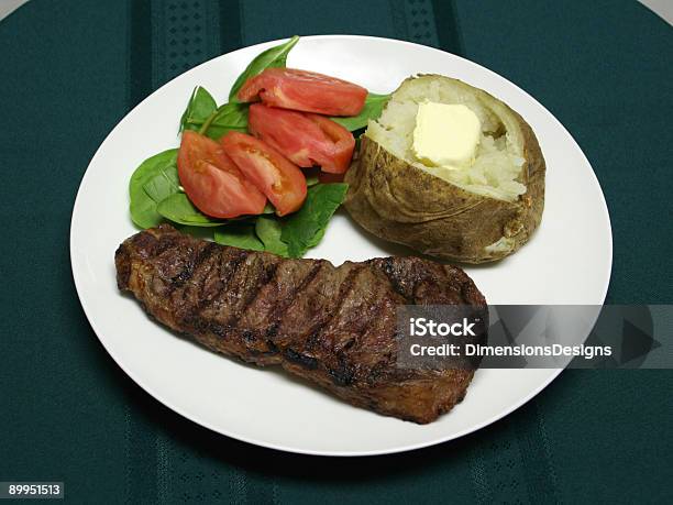 Photo libre de droit de Steak Grillé Le Dîner banque d'images et plus d'images libres de droit de Aliment - Aliment, Aliment en portion, Assiette