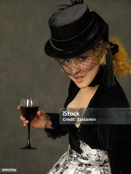 Photo libre de droit de Femme Avec Verre De Vin banque d'images et plus d'images libres de droit de A la mode - A la mode, Adulte, Amazonie péruvienne