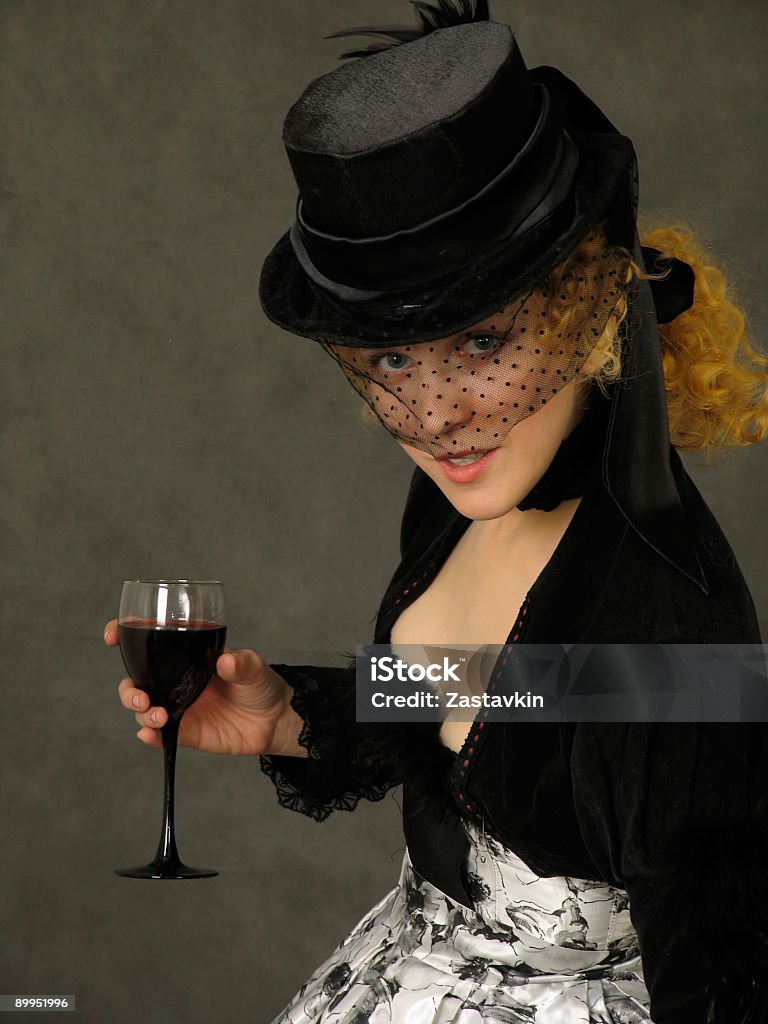 Дама с бокалом вина - Стоковые фото Вертикальный роялти-фри