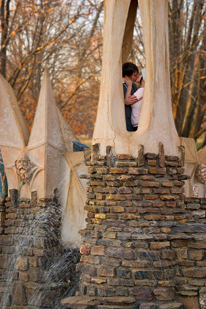 Casal a beijar em Castelo - fotografia de stock