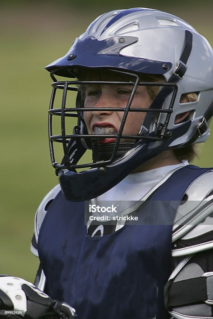 Giovane maschio Lacrosse Grimaces in primo piano - Foto stock royalty-free di Paradenti