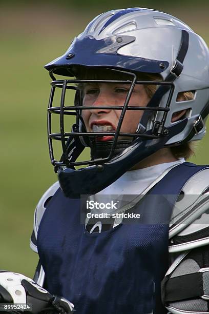 Giovane Maschio Lacrosse Grimaces In Primo Piano - Fotografie stock e altre immagini di Paradenti - Paradenti, Sport, Casco protettivo da sport