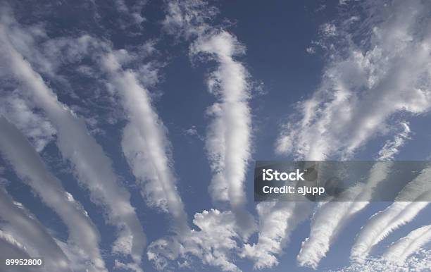Linhas De Nuvem - Fotografias de stock e mais imagens de Acima - Acima, Ao Ar Livre, Azul