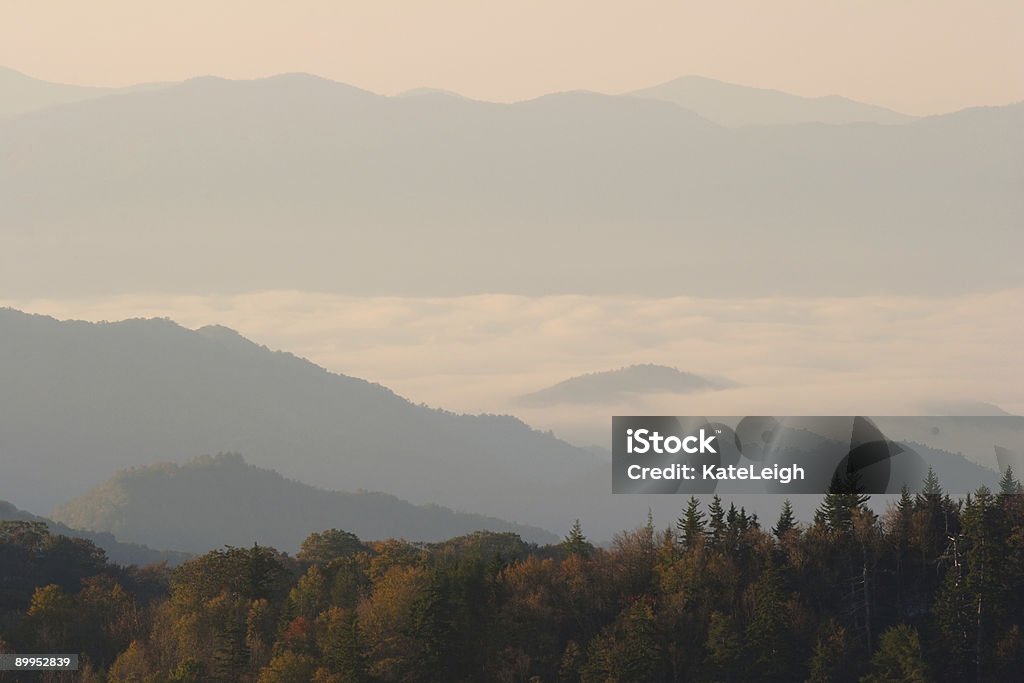 Nuvole tra autunno Mountain Peaks - Foto stock royalty-free di A mezz'aria
