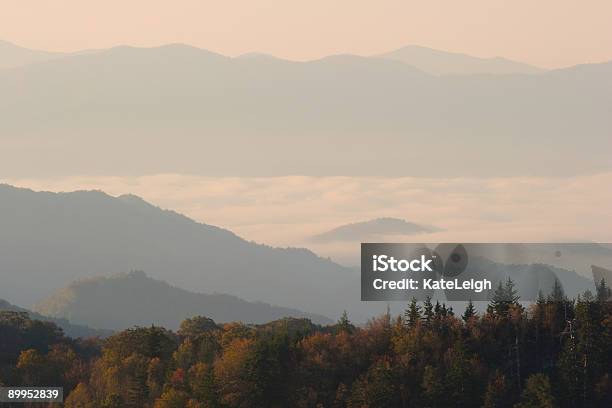 Nuvens Entre Os Picos De Montanha No Outono - Fotografias de stock e mais imagens de Abaixo - Abaixo, Ao Ar Livre, Appalachia