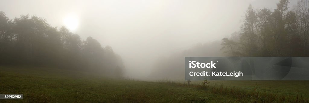 Rising Sun over nublado Valley - Foto de stock de Aire libre libre de derechos