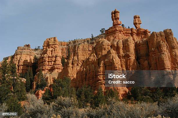 Hoo Doo Formacje Skalne - zdjęcia stockowe i więcej obrazów Bajeczne kominy i iglice skalne - Bajeczne kominy i iglice skalne, Bez ludzi, Czerwony