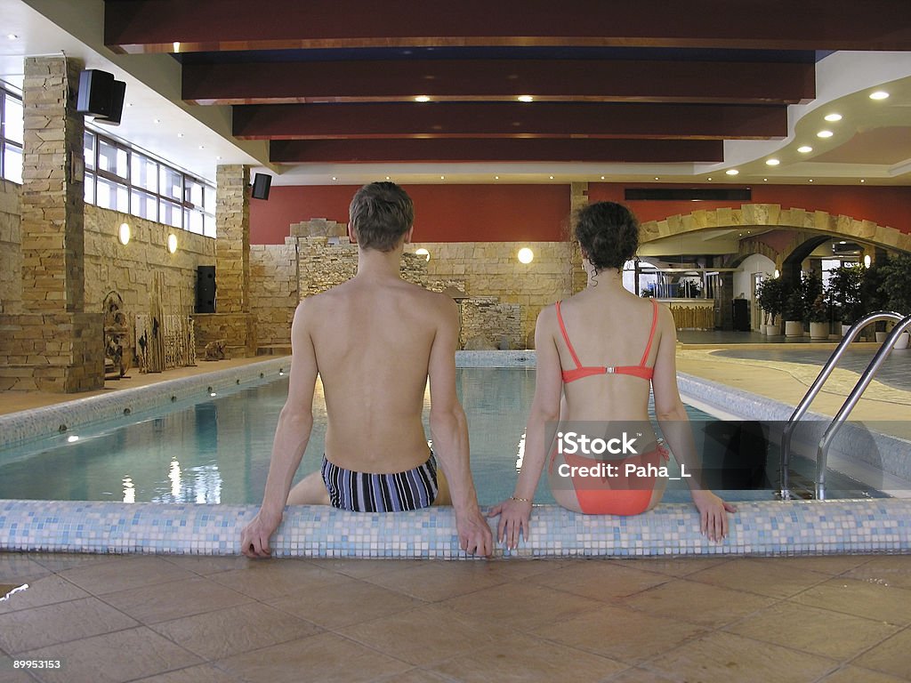 Casal e piscina - Foto de stock de Piscina royalty-free