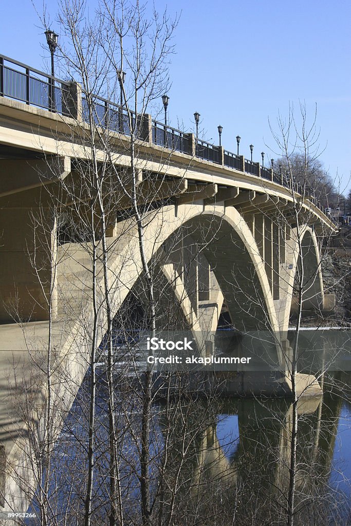 Al cruzar el puente del río Mississippi - Foto de stock de Agua libre de derechos