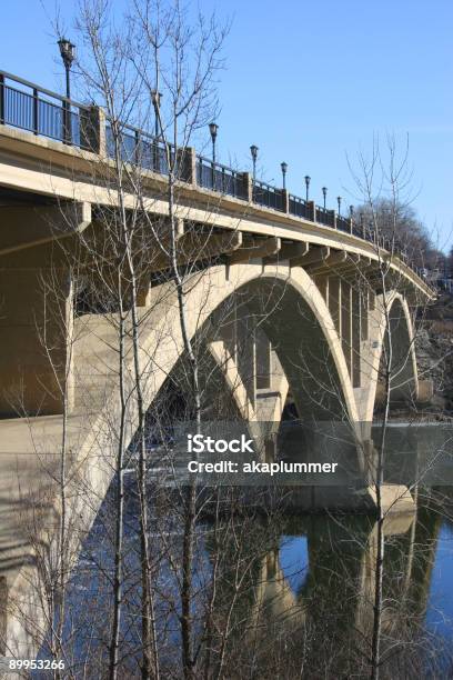 Al Cruzar El Puente Del Río Mississippi Foto de stock y más banco de imágenes de Agua - Agua, Aire libre, Arquitectura