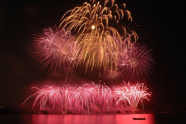 Multi-color de fogos de artifício na praia 1 - foto de acervo