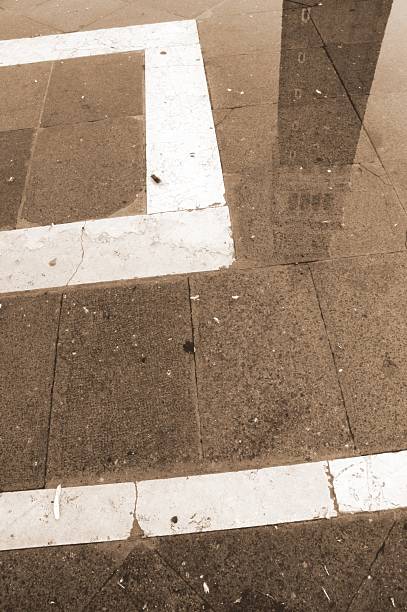 acqua alta reflexión, piazza san marco, venecia, italia. - acqua alta fotografías e imágenes de stock