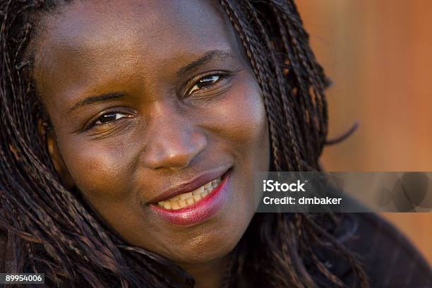 Afroamericana Donna Sorridente Bella - Fotografie stock e altre immagini di Adulto - Adulto, Africa, Ambientazione esterna