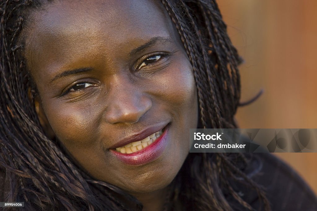 Linda mulher afro-americana sorridente - Foto de stock de Adulto royalty-free