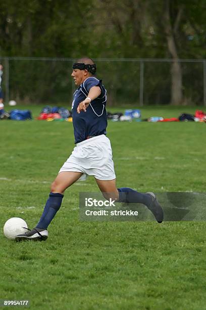 Macho Jogador De Futebol Drible Em Intensa Sprints - Fotografias de stock e mais imagens de Agilidade - Agilidade, Aspiração, Atleta de pista e campo