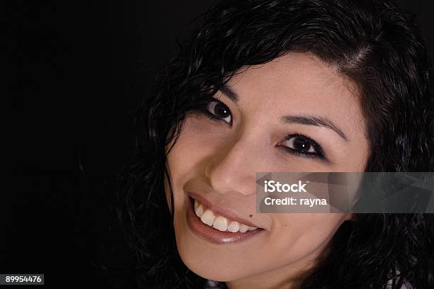Mujer Sonriente Étnico Foto de stock y más banco de imágenes de Adulto - Adulto, Alegre, Color - Tipo de imagen