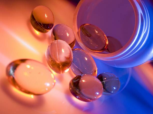 pílulas garrafa - gel effect capsule pill vitamin e - fotografias e filmes do acervo