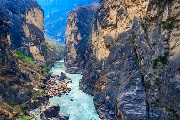 Tiger Leaping Gorge Tiger Leaping Gorge. Located 60 kilometres north of Lijiang City, Yunnan Province, China. yangtze river stock pictures, royalty-free photos & images