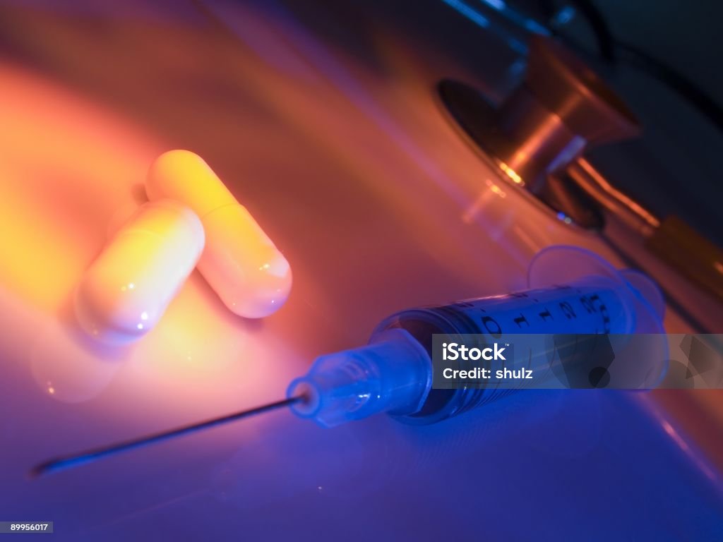 Jeringa pastillas y estetoscopio - Foto de stock de Asistencia sanitaria y medicina libre de derechos