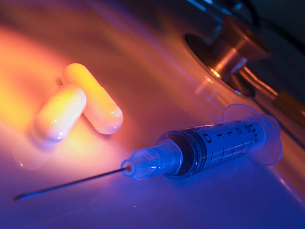 seringa comprimido e estetoscópio - gel effect capsule pill vitamin e - fotografias e filmes do acervo