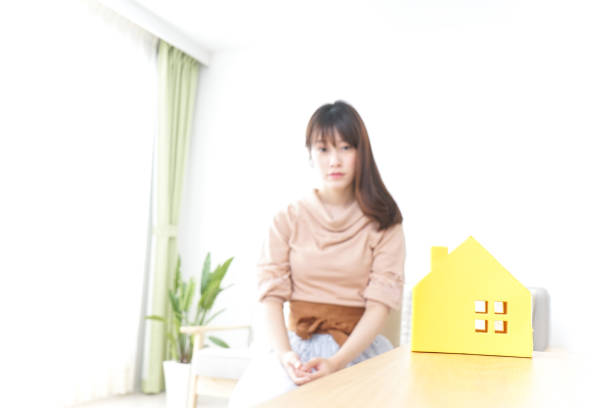 istock Young woman house-hunting image 899563562