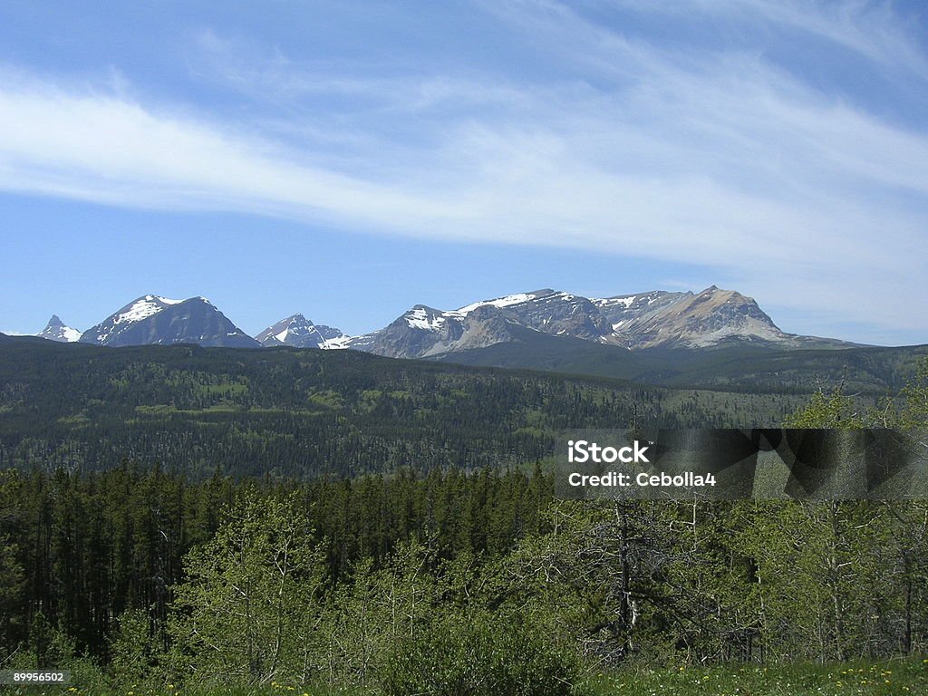 Montagnes au-delà, le Parc National de Glacier, Montana - Photo de Admirer le paysage libre de droits