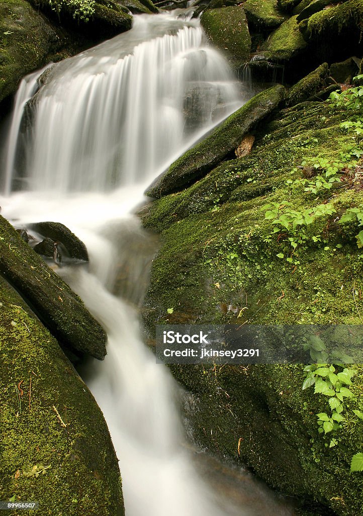 Acqua su rocce - Foto stock royalty-free di Acqua