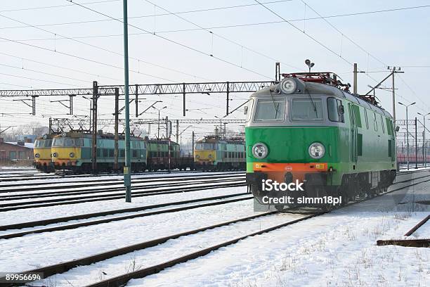 Verde Locomotiva Elettrico - Fotografie stock e altre immagini di Ambientazione esterna - Ambientazione esterna, Cavo dell'alta tensione, Composizione orizzontale