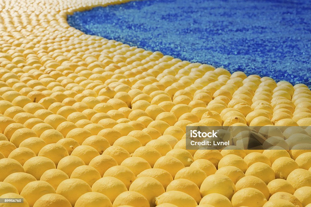 Желтый lemons на синем фоне - Стоковые фото Антиоксидант роялти-фри