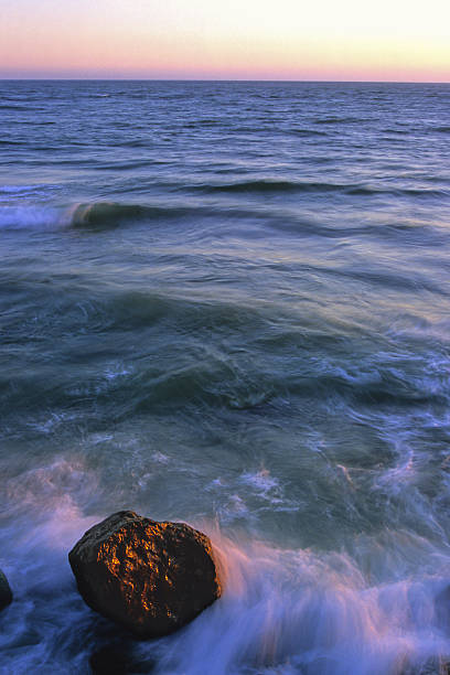 mar al atardecer - change tide malibu sea fotografías e imágenes de stock