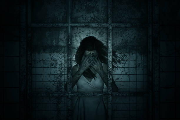 призрак женщина в доме с привидениями - moaning стоковые фото и изображения