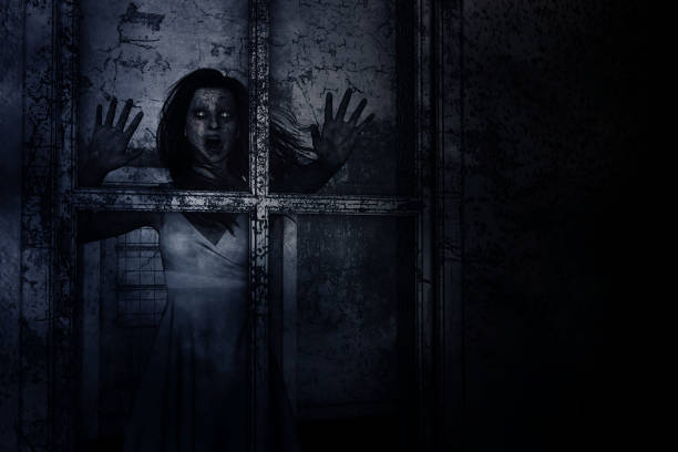 призрак женщина в доме с привидениями - moaning стоковые фото и изображения
