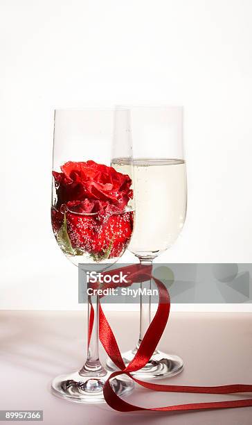 Photo libre de droit de Champagne Et À La Rose banque d'images et plus d'images libres de droit de Saint Valentin - Saint Valentin, Amour, Anniversaire d'un évènement