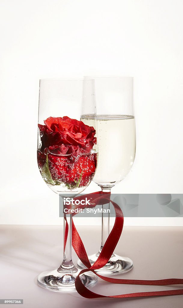 Шампанское и розовый - Стоковые фото День святого Валентина роялти-фри