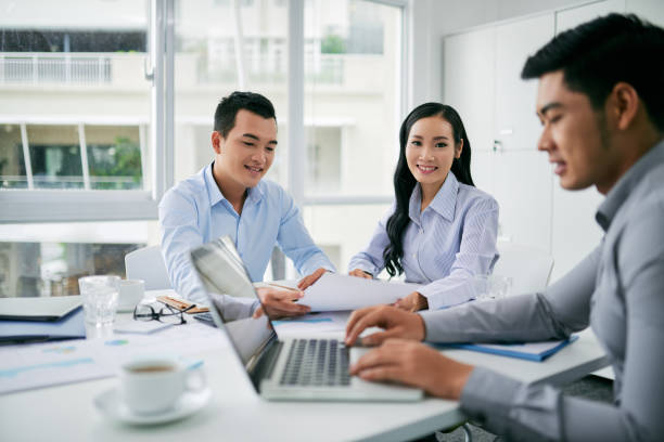 istock Meeting with coworkers 899577068