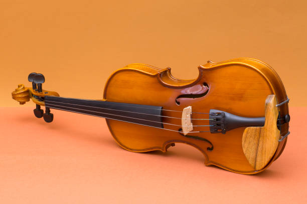 violon d’instrument de musique sur un fond marron - classical music music musical instrument brown photos et images de collection