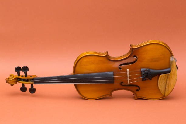 violon d’instrument de musique sur un fond marron - classical music music musical instrument brown photos et images de collection