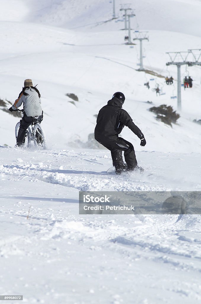 Snowborder et motard en descente - Photo de Accroupi libre de droits